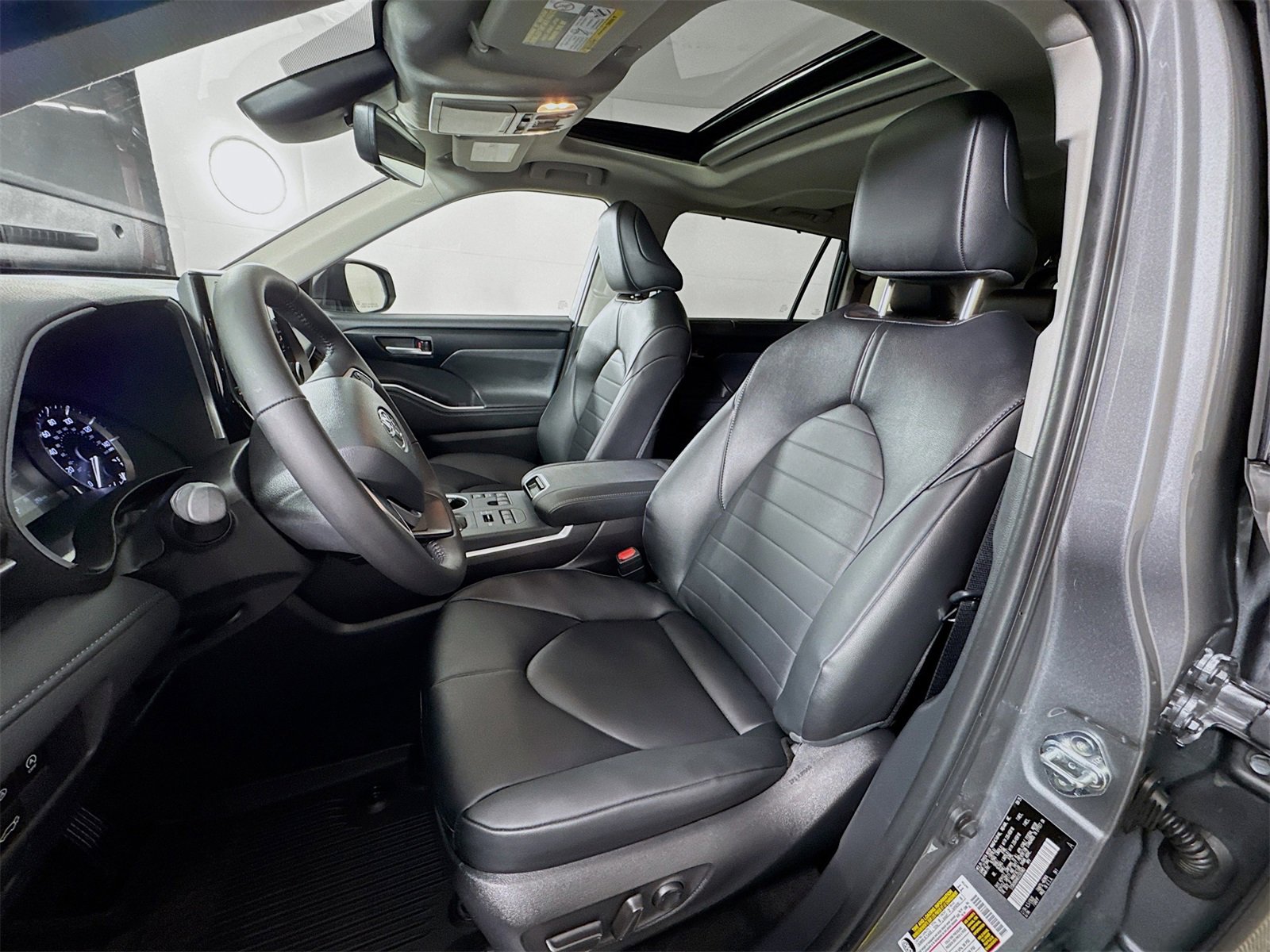 Certified 2025 Toyota Highlander XLE image 16