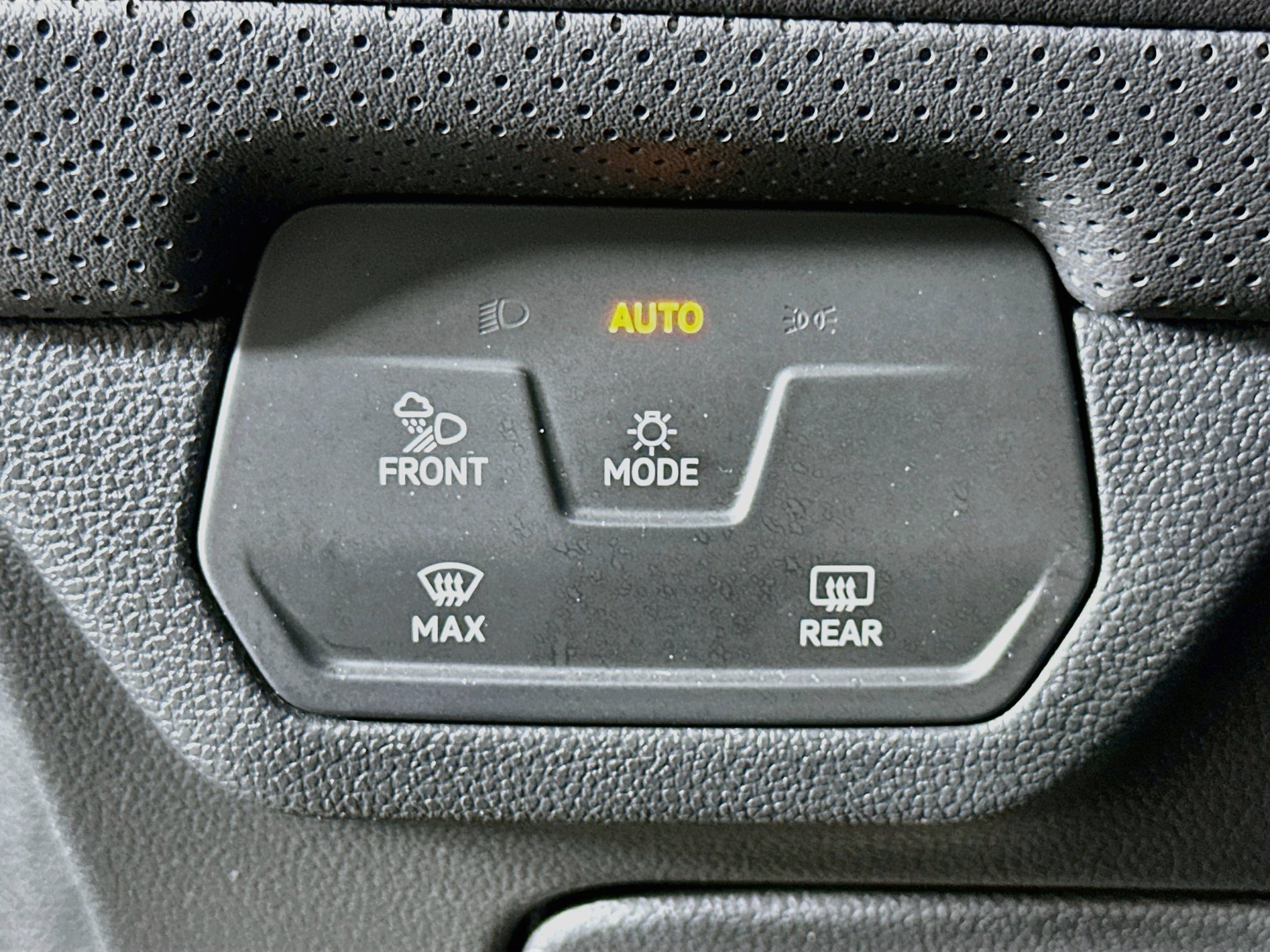 Used 2025 Volkswagen Atlas SE FWD image 17