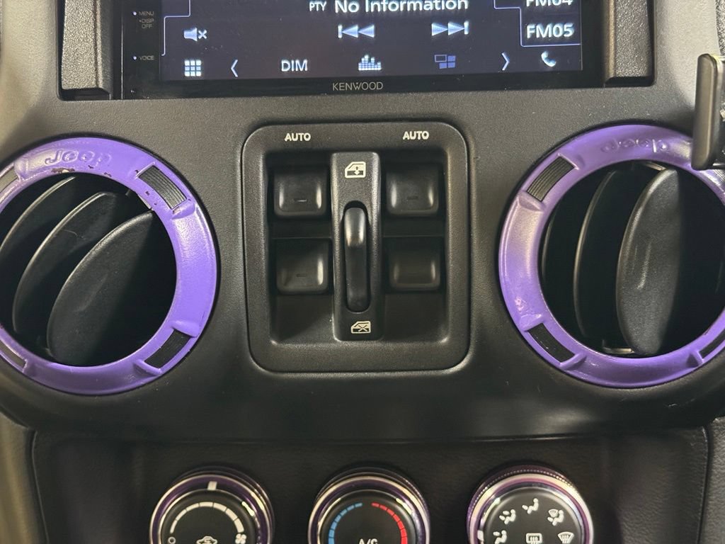 Used 2018 Jeep Wrangler Unlimited Sahara AWD/4WD image 35