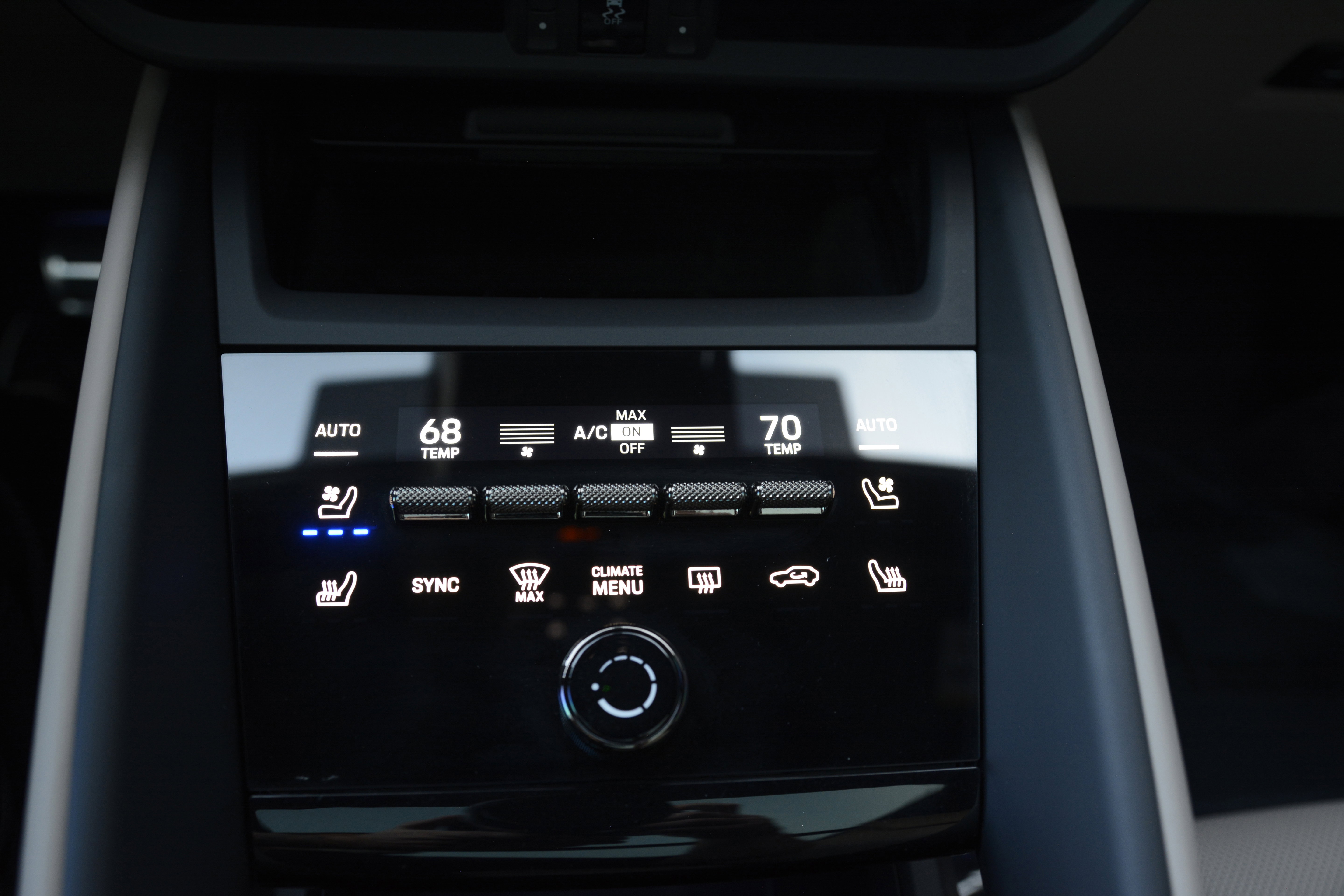 Certified 2025 Porsche Macan Turbo Electric AWD/4WD image 20