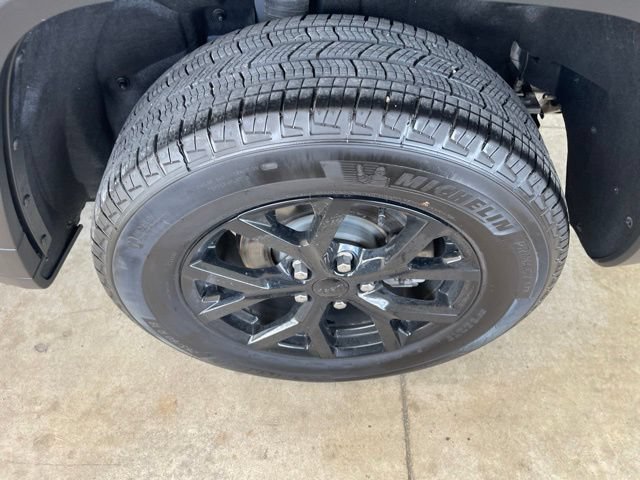 Used 2025 Jeep Grand Cherokee Altitude AWD/4WD image 9