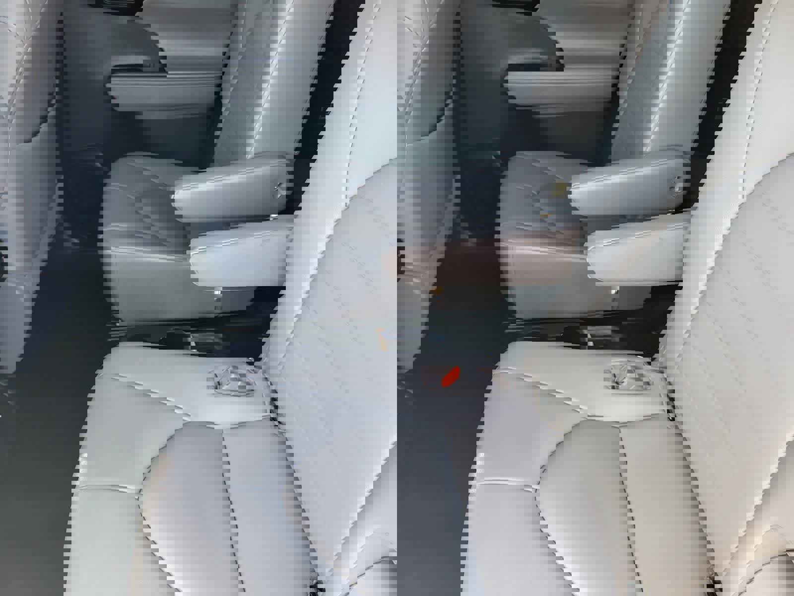 Used 2020 Toyota Highlander XLE image 27