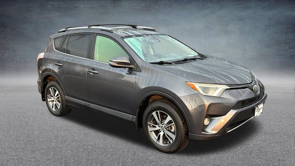 Used 2018 Toyota RAV4 XLE AWD/4WD image 2