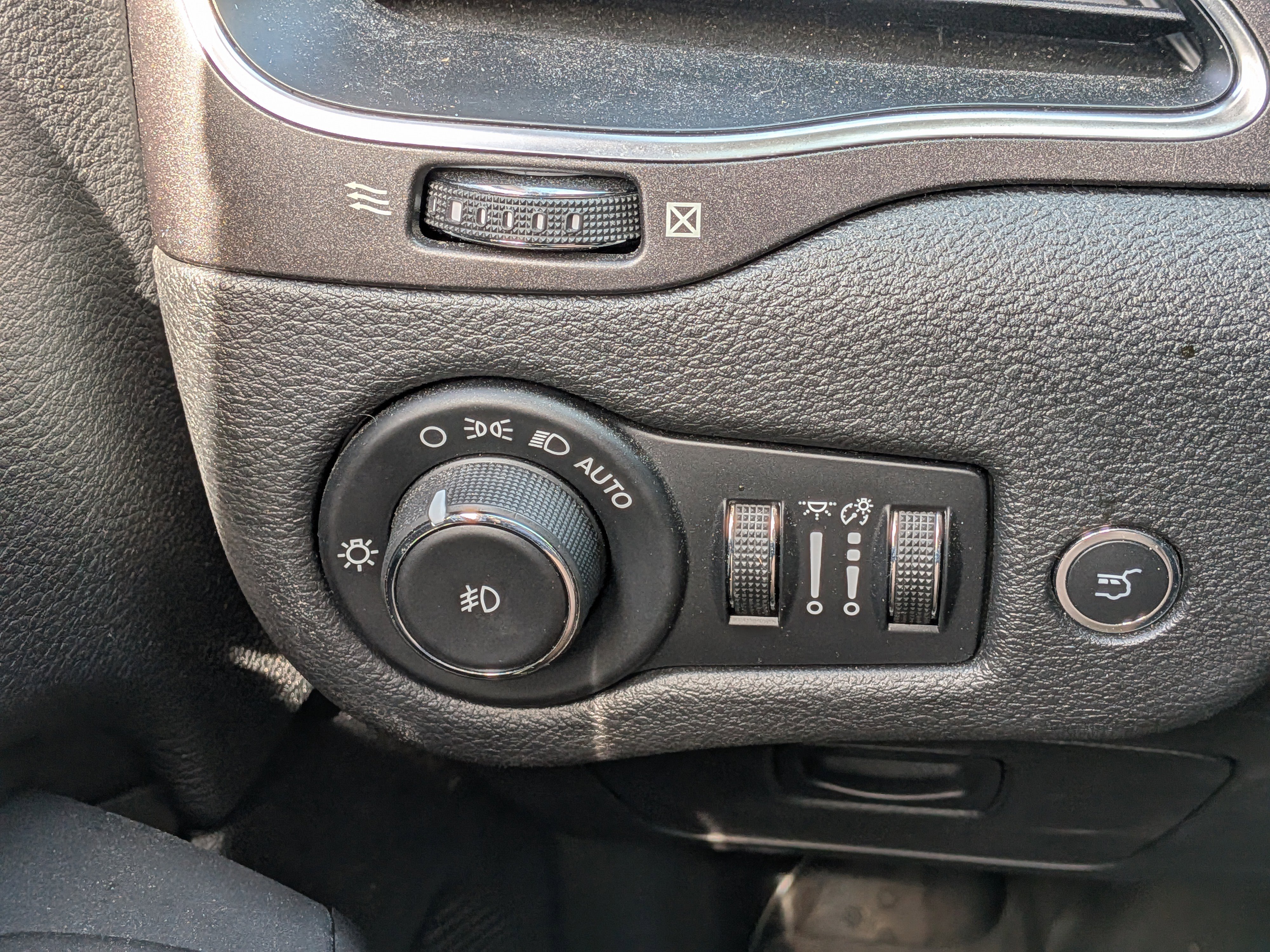 Used 2020 Jeep Cherokee Trailhawk AWD/4WD image 22