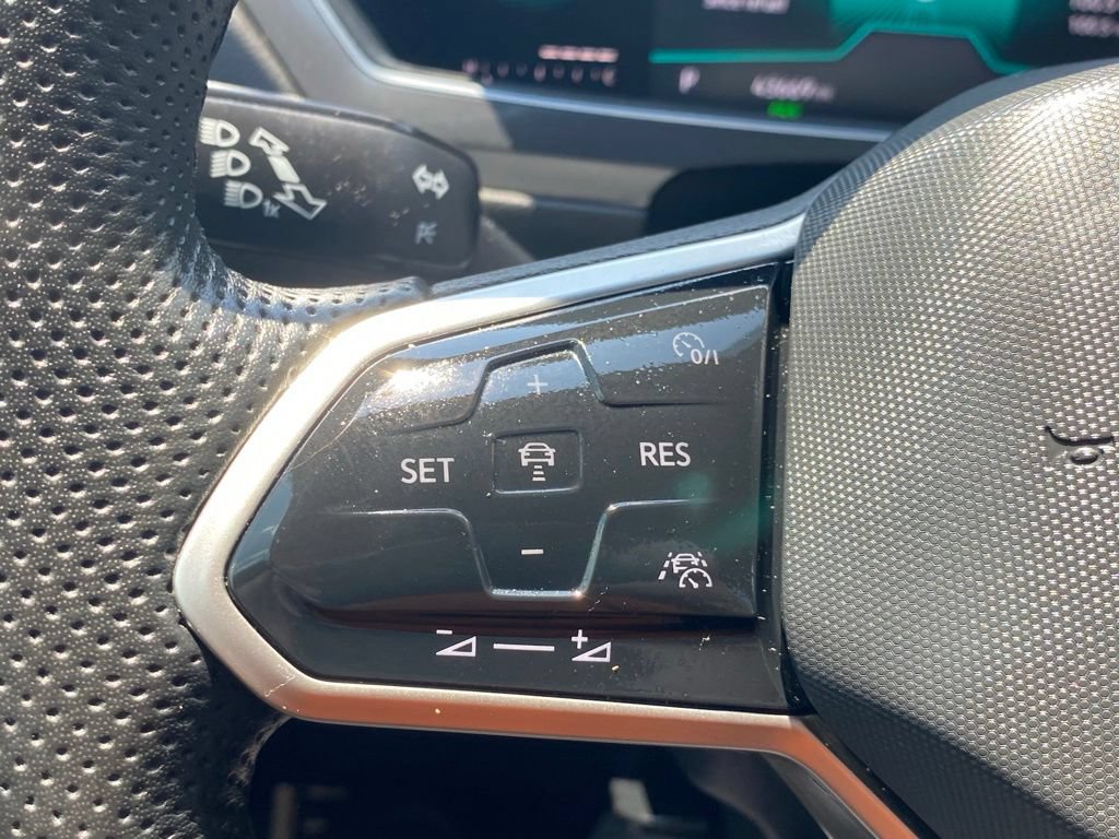 Used 2022 Volkswagen Tiguan SE R-Line AWD/4WD image 28