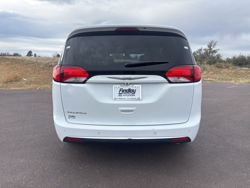 Used 2017 Chrysler Pacifica Touring-L FWD image 5