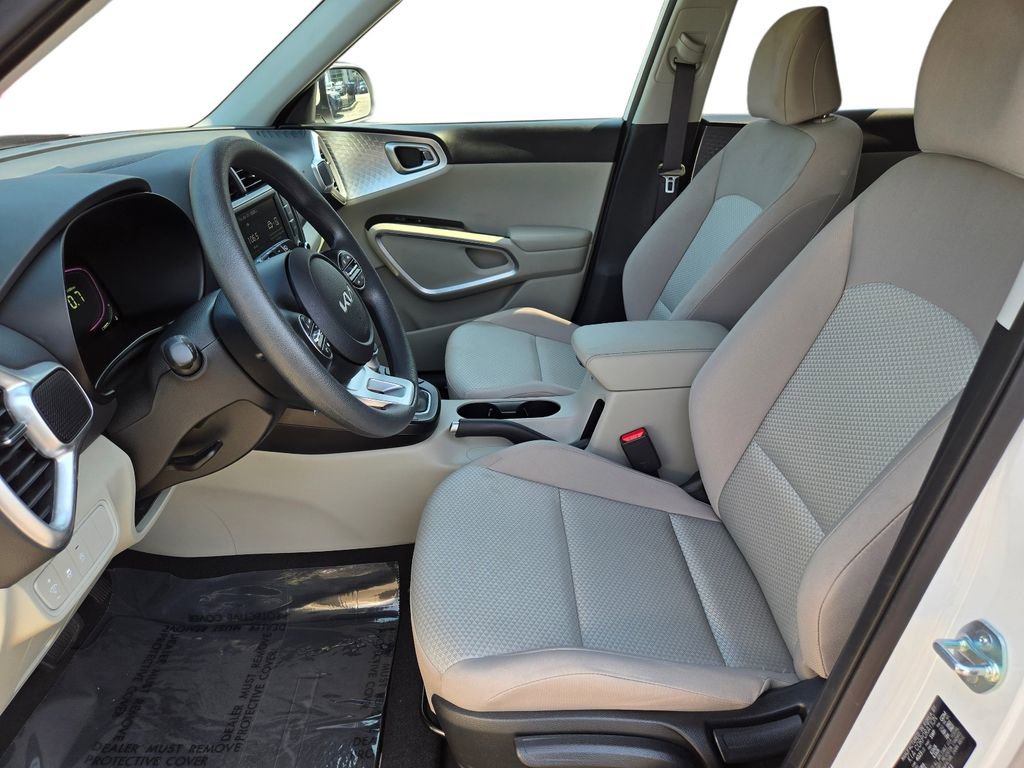 Used 2025 Kia Soul LX FWD image 17