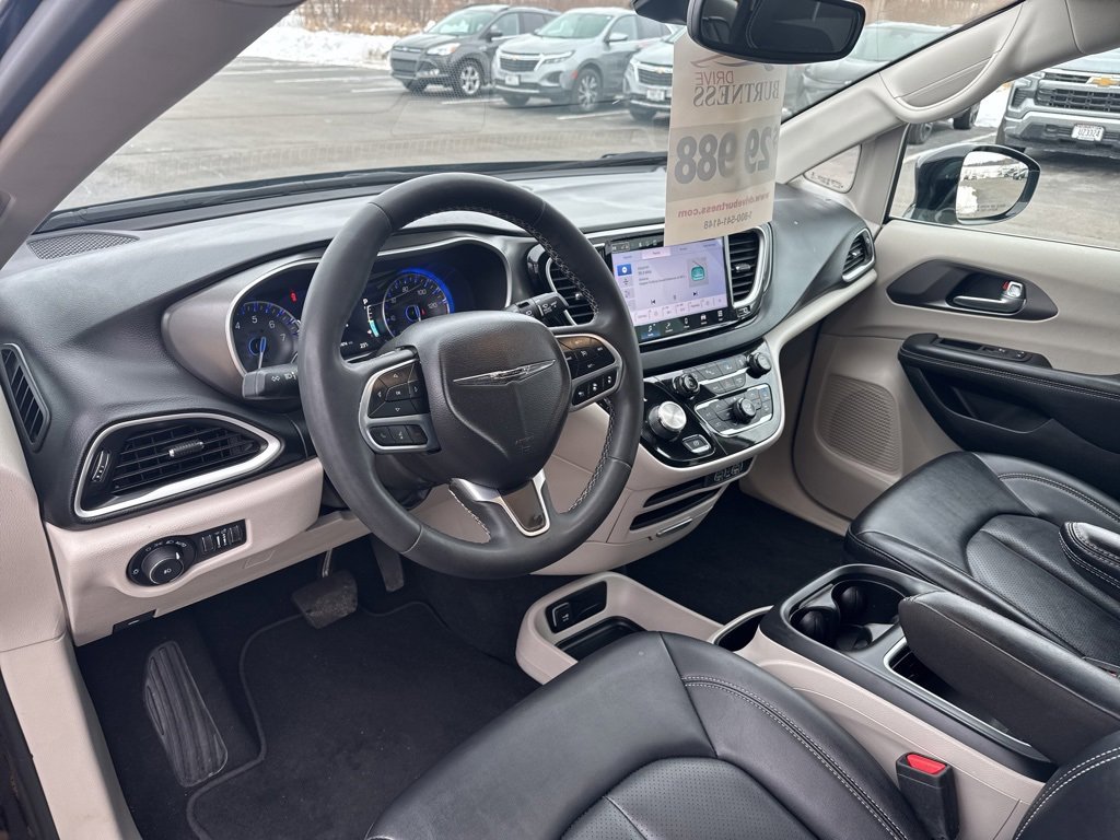 Used 2024 Chrysler Pacifica Touring-L image 15