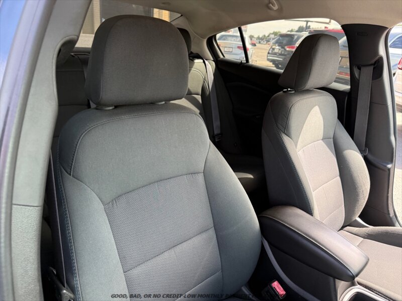Used 2017 Chevrolet Cruze LT FWD image 18