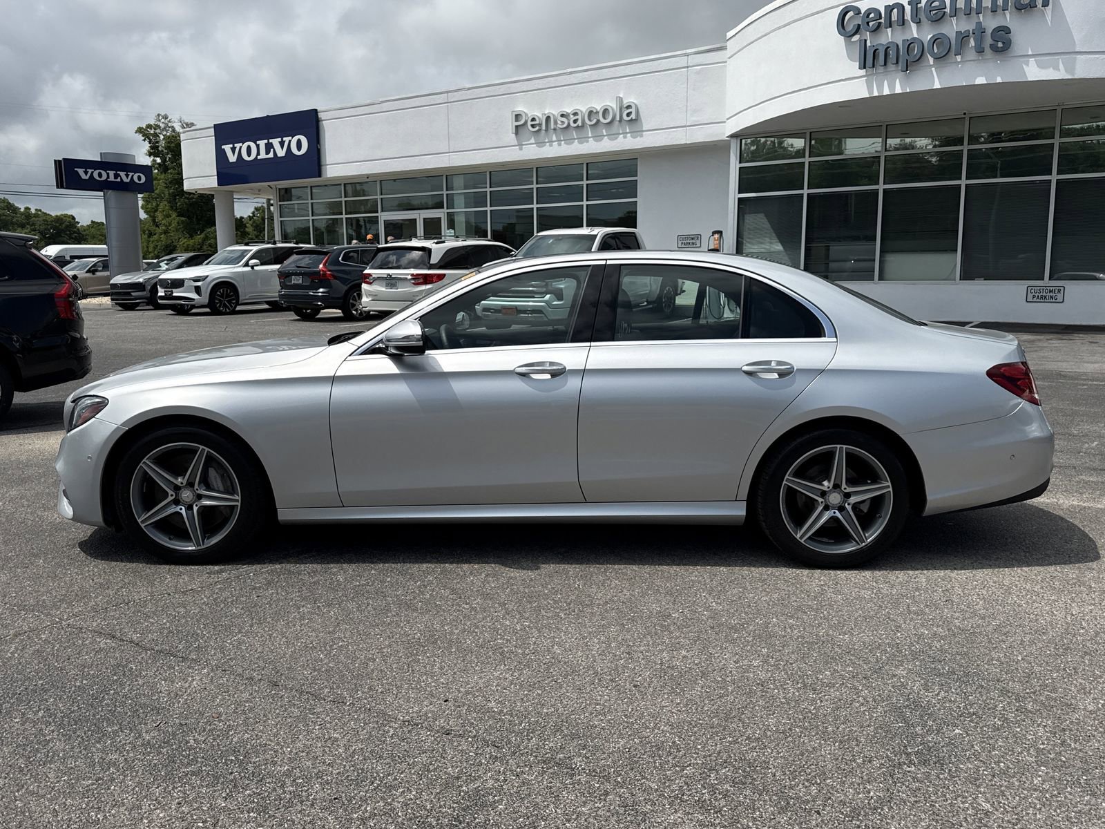 Used 2017 Mercedes-Benz E 300 4MATIC image 2