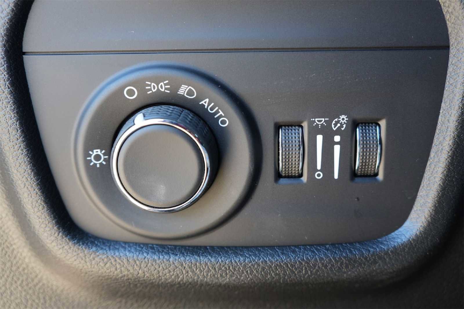 Used 2023 Jeep Grand Cherokee Laredo image 23