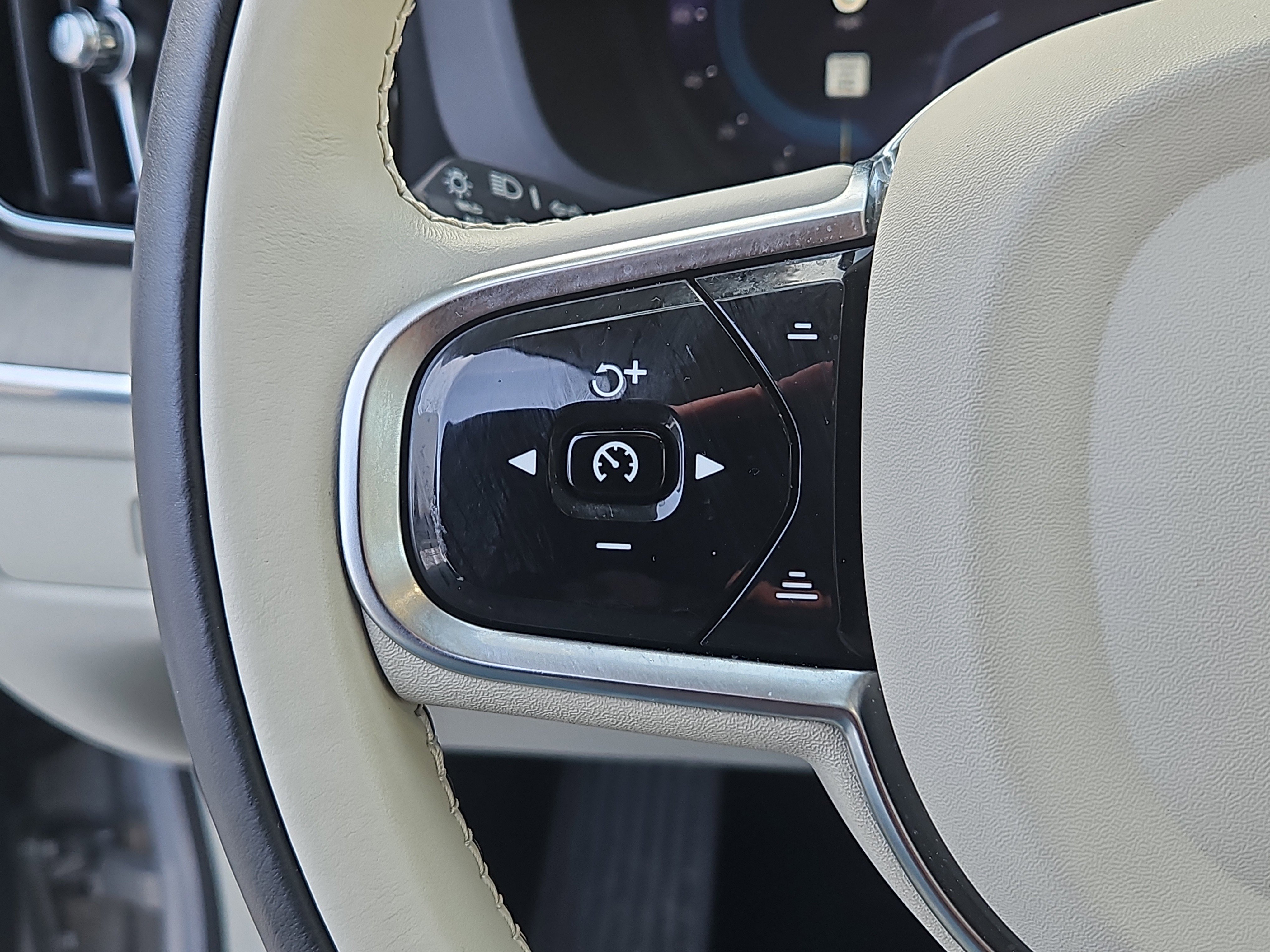 Used 2023 Volvo XC60 B5 Plus w/ Climate Package image 20