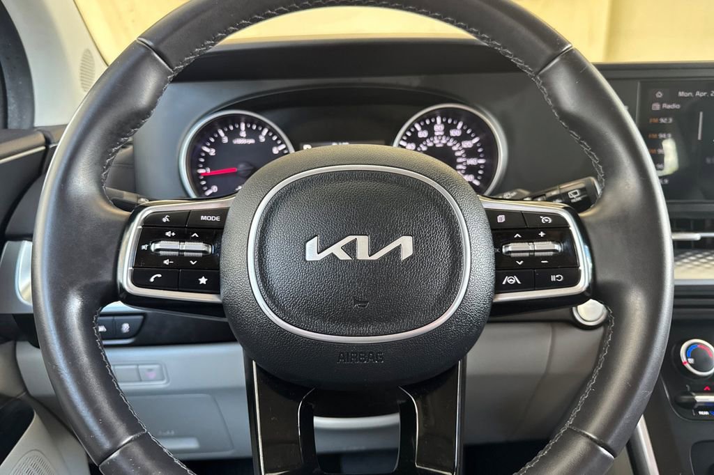 Used 2024 Kia Carnival LX FWD image 25
