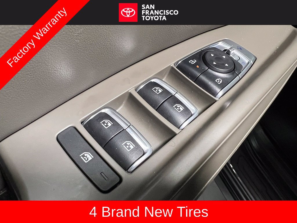 Used 2025 Kia Carnival EX FWD image 37