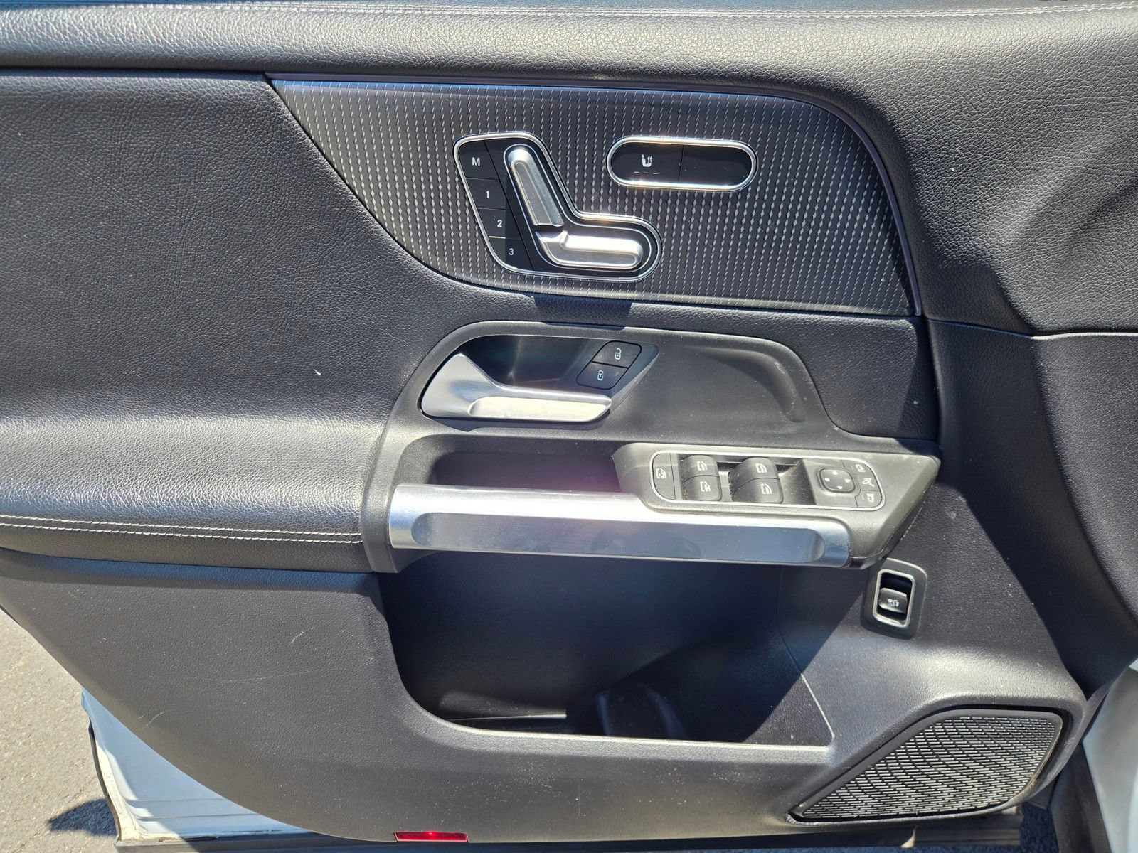 Used 2021 Mercedes-Benz GLB 250 4MATIC w/ Premium Package image 20