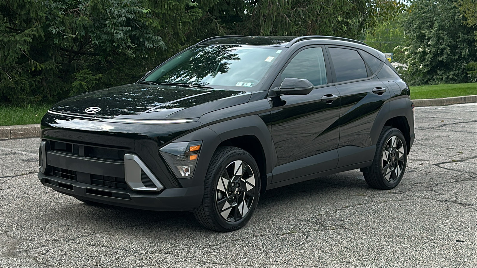 Used 2024 Hyundai Kona SEL AWD/4WD image 2