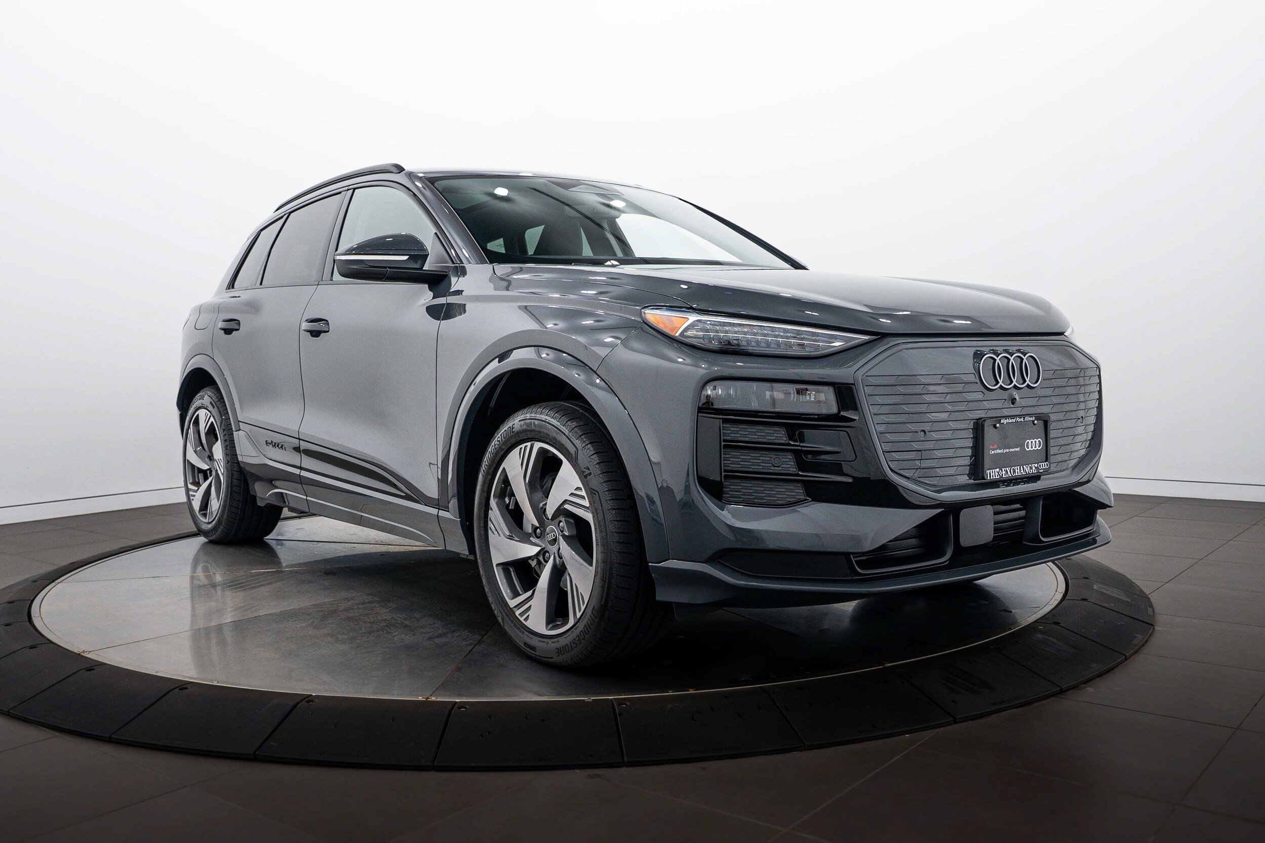 Used 2025 Audi Q6 e-tron Premium Plus w/ Premium Plus AWD/4WD image 2