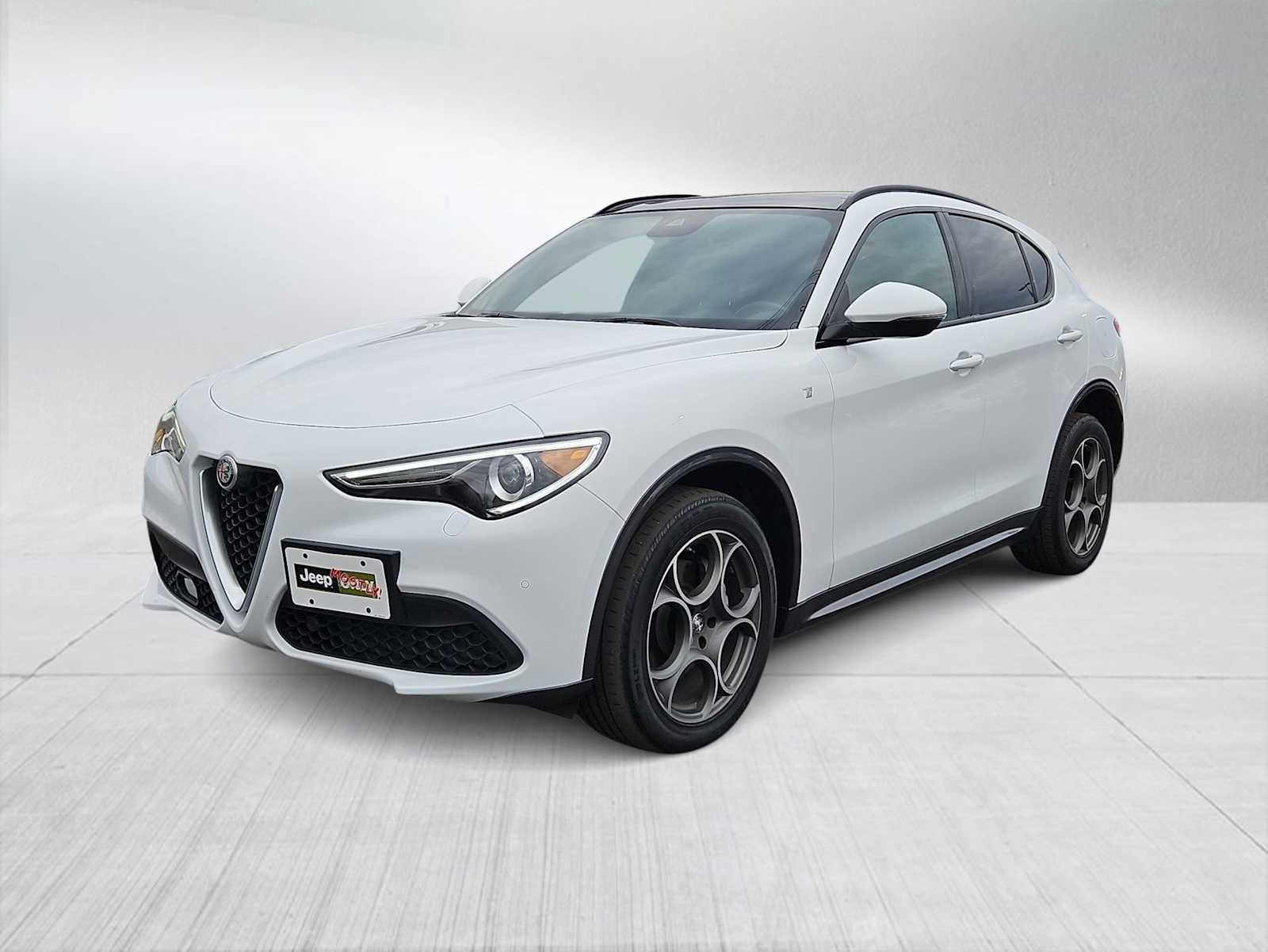 Used 2022 Alfa Romeo Stelvio Ti image 4