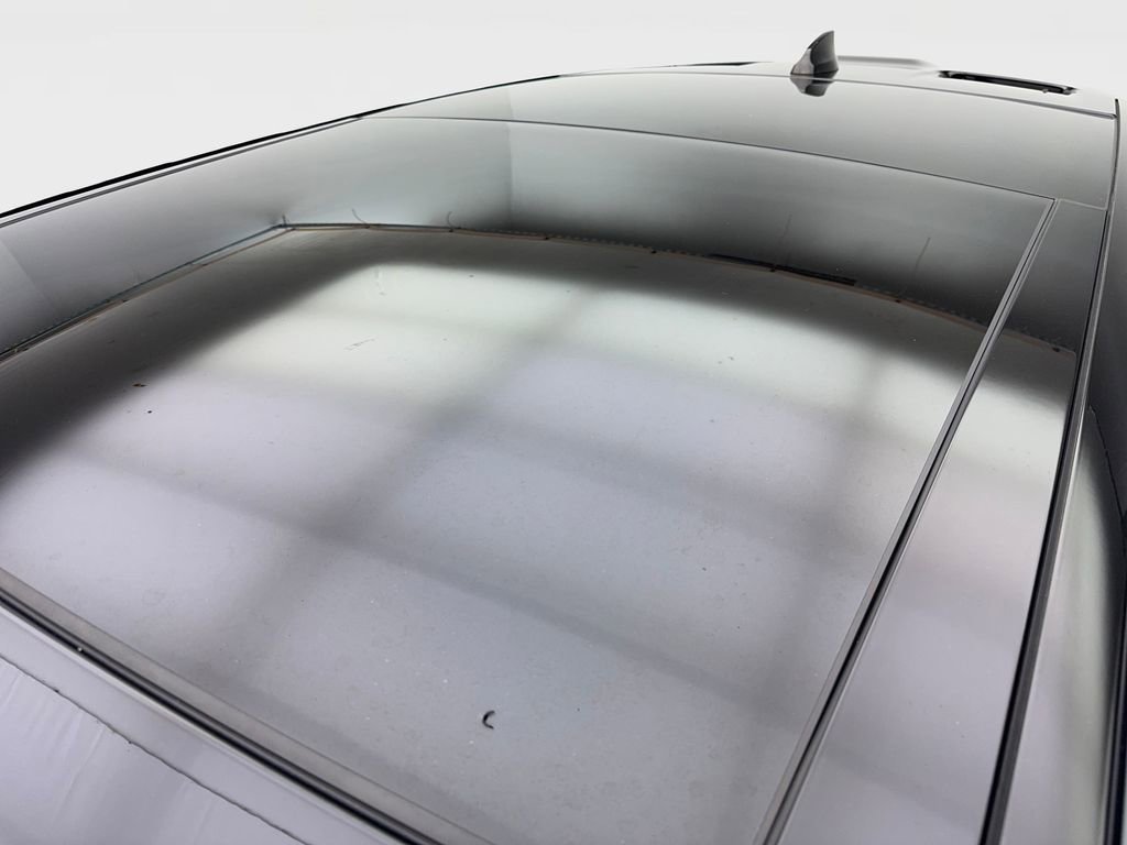 Used 2022 Land Rover Range Rover Velar R-Dynamic S image 25