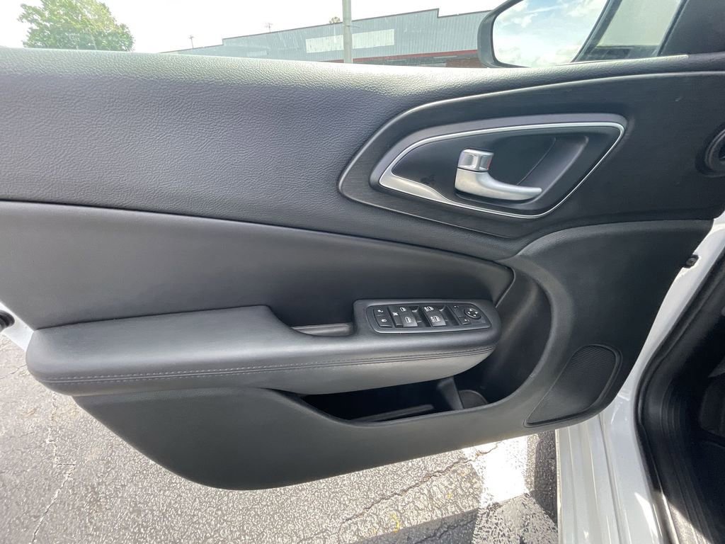 Used 2017 Chrysler 200 Limited Platinum FWD image 20