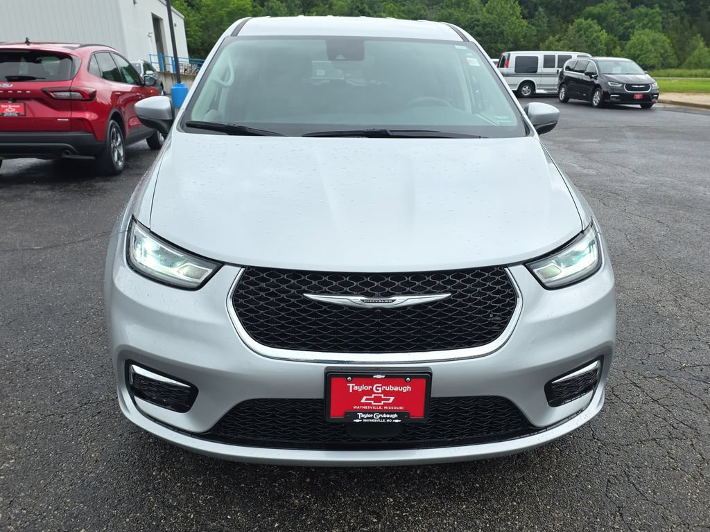 Used 2023 Chrysler Pacifica Touring-L FWD image 3