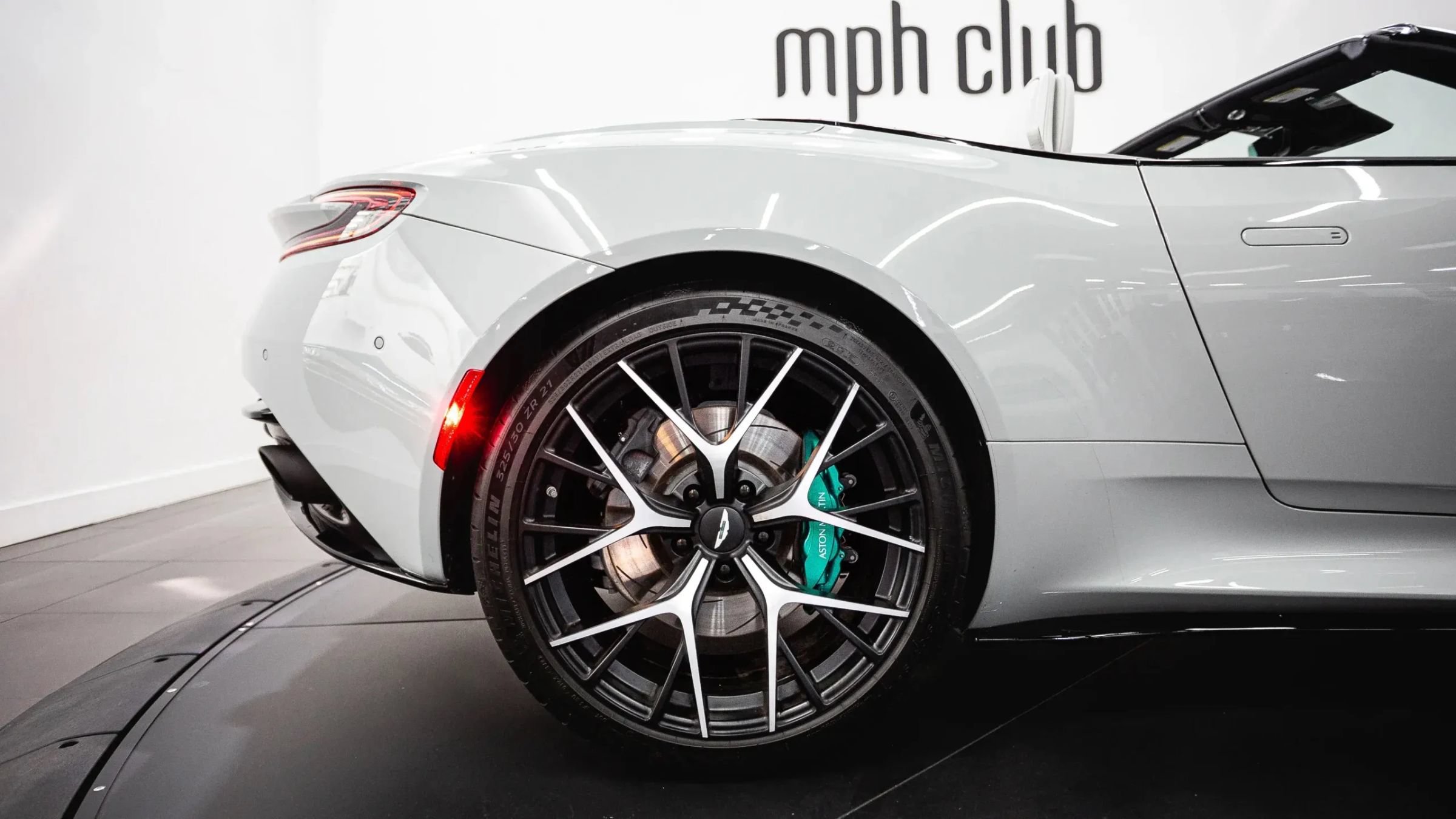 Used 2024 Aston Martin DB12 Convertible RWD image 22