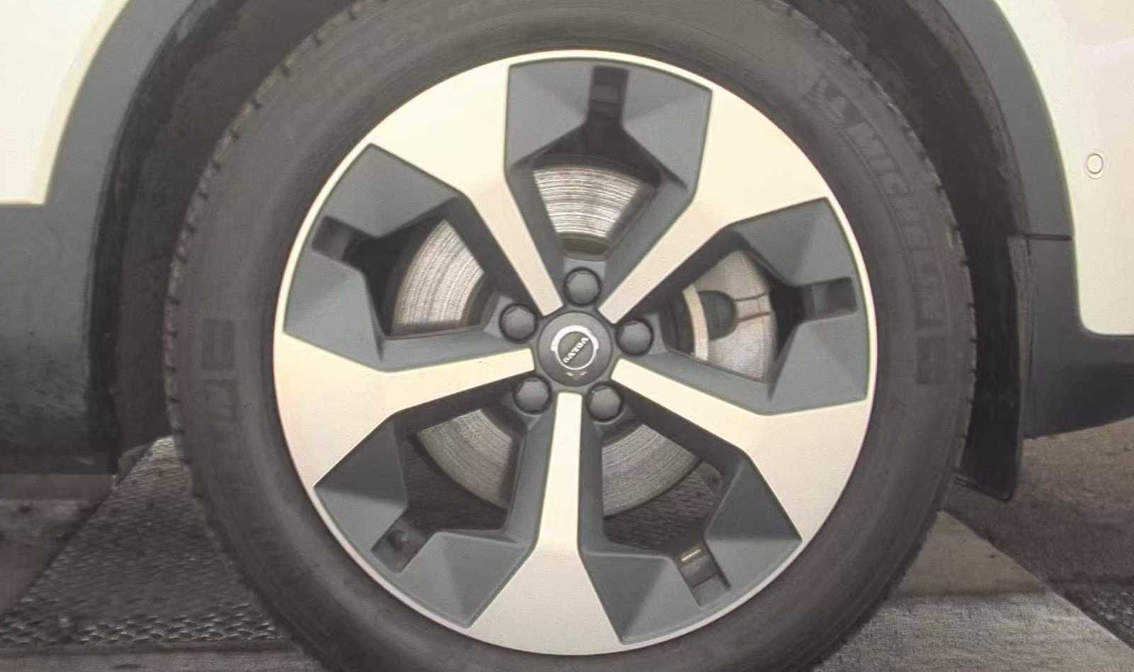 Used 2023 Volvo XC40 B4 Ultimate image 15