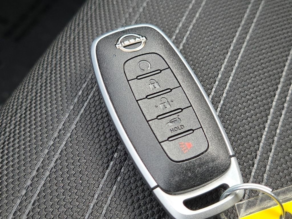 Used 2025 Nissan Rogue SV image 38