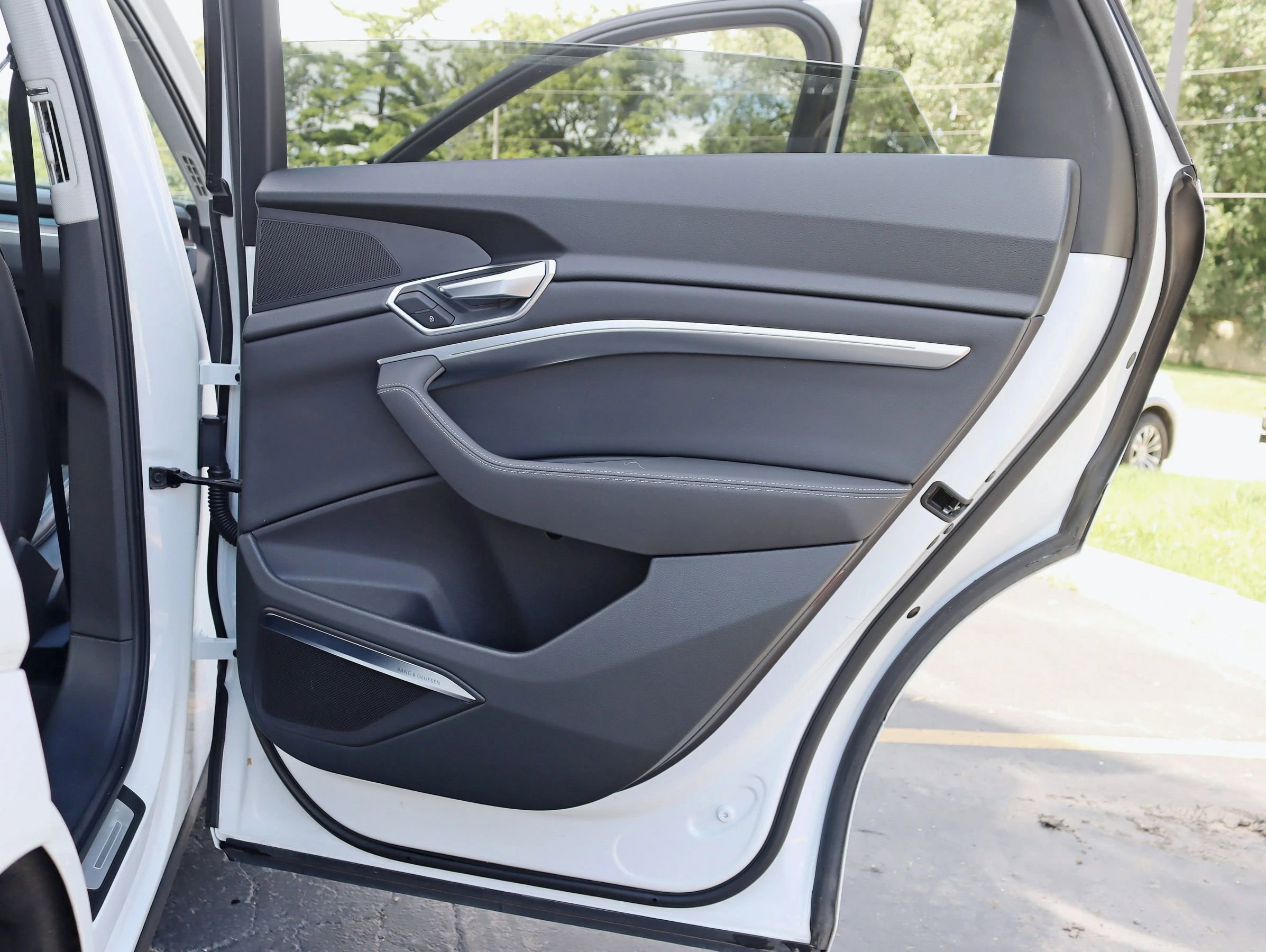 Used 2019 Audi e-tron Premium Plus image 38