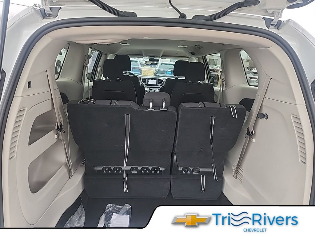 Used 2023 Chrysler Voyager LX image 10