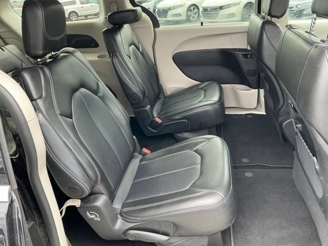 Used 2024 Chrysler Pacifica Touring-L FWD image 18