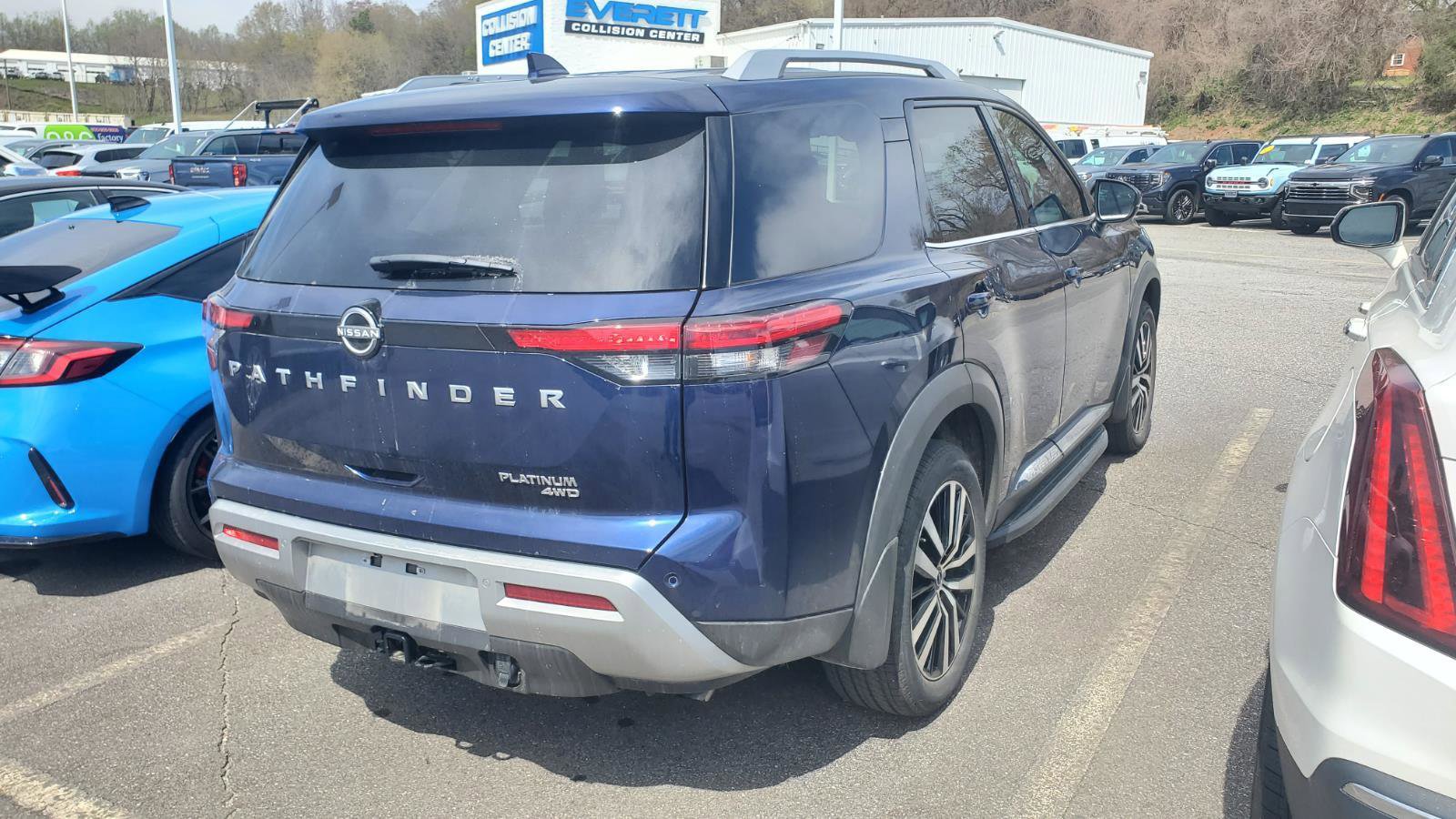 Used 2025 Nissan Pathfinder Platinum w/ Cargo Package image 9