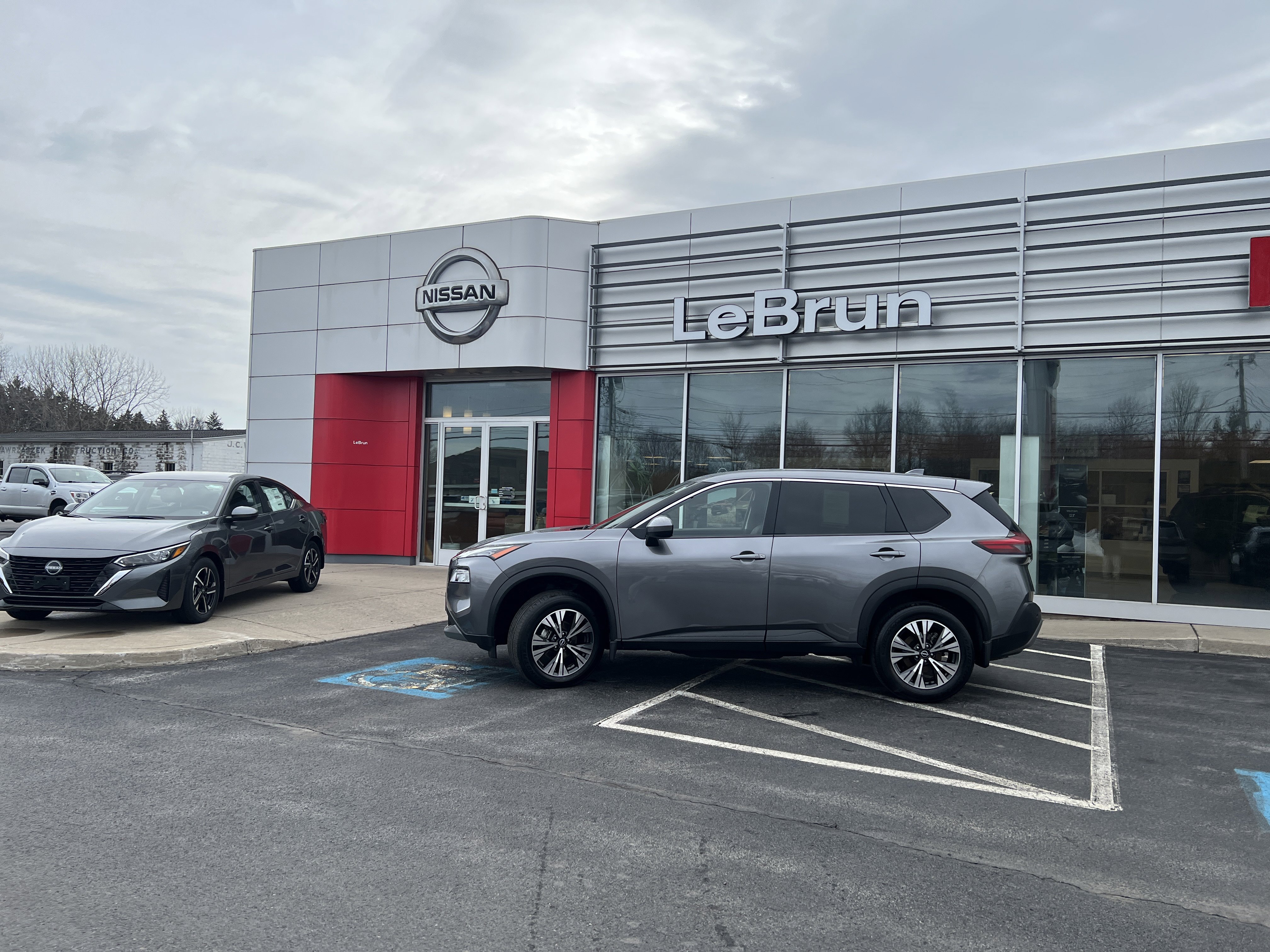 Used 2023 Nissan Rogue SV image 2