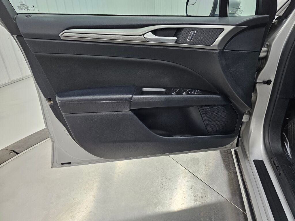 Used 2017 Ford Fusion SE w/ Fusion SE Technology Package FWD image 27