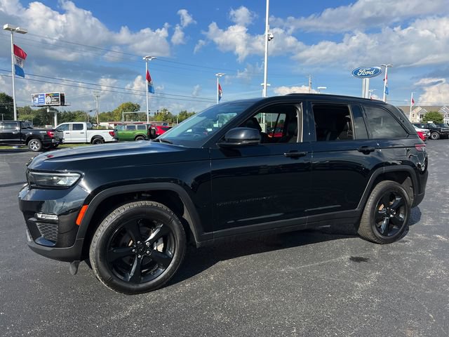 Used 2023 Jeep Grand Cherokee Limited w/ Black Appearance Package AWD/4WD image 3