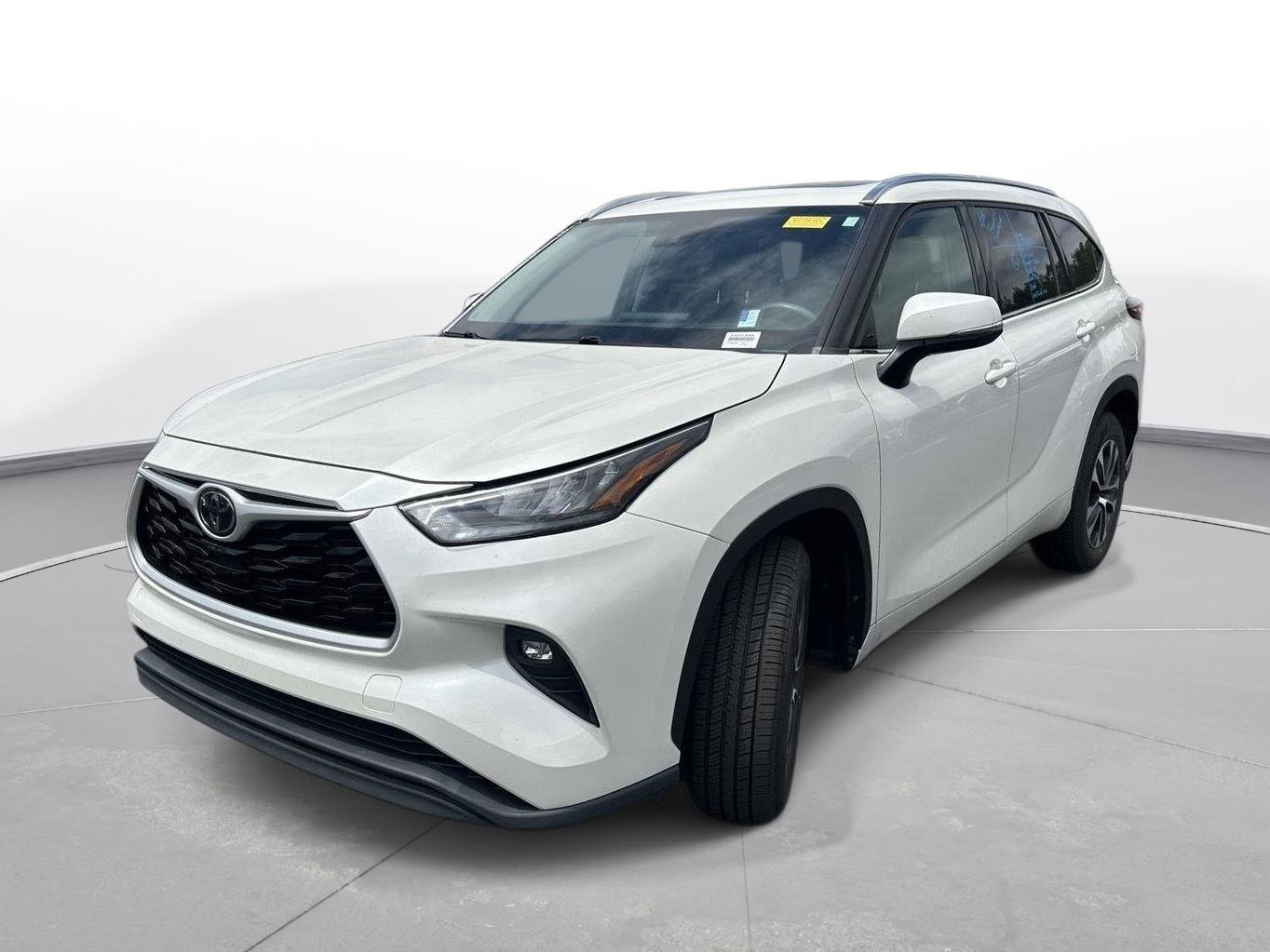 Used 2020 Toyota Highlander XLE FWD image 2