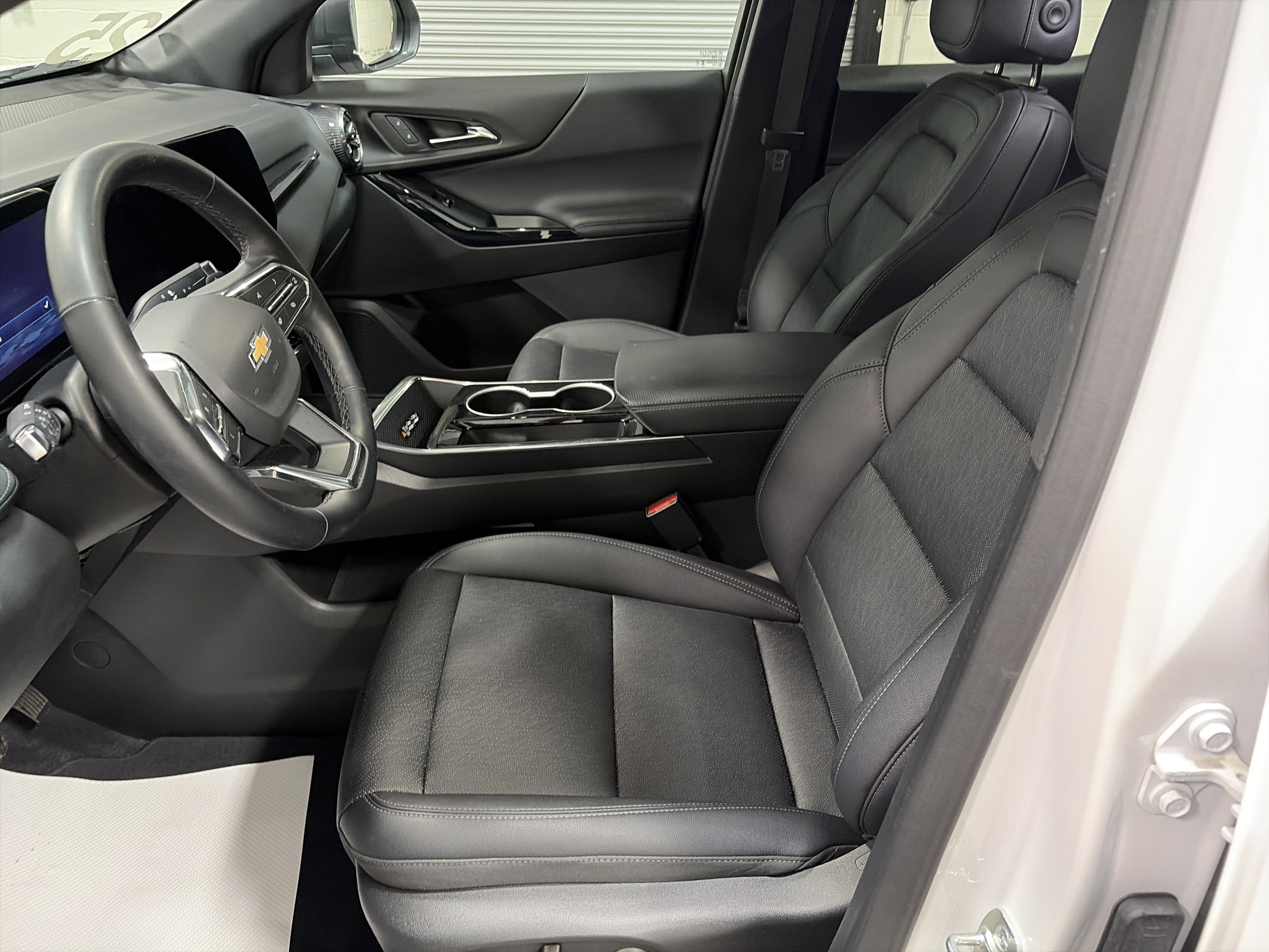 Used 2025 Chevrolet Equinox LT w/ Convenience Package II image 12