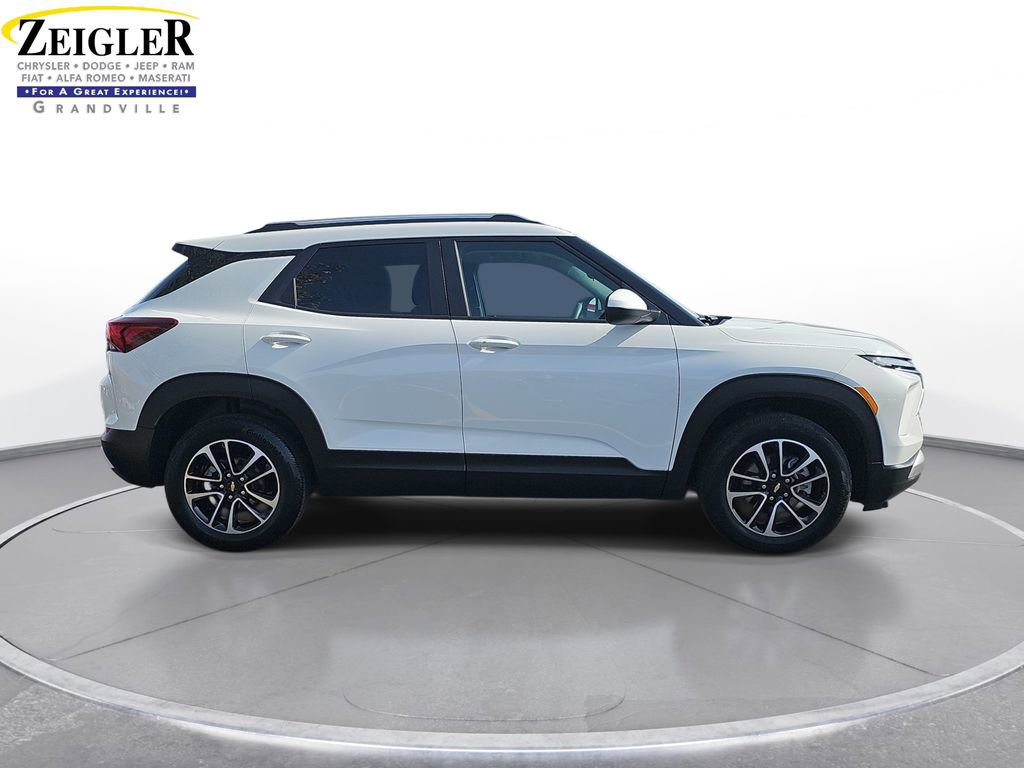 Used 2025 Chevrolet TrailBlazer LT AWD/4WD image 4