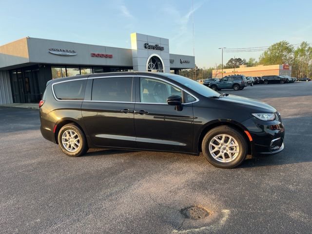 Used 2023 Chrysler Pacifica Touring-L image 2
