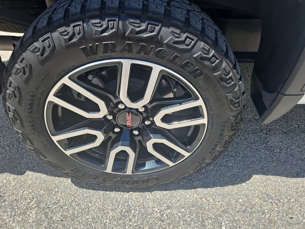 Used 2025 GMC Sierra 1500 AT4 w/ AT4 Premium Package AWD/4WD image 6