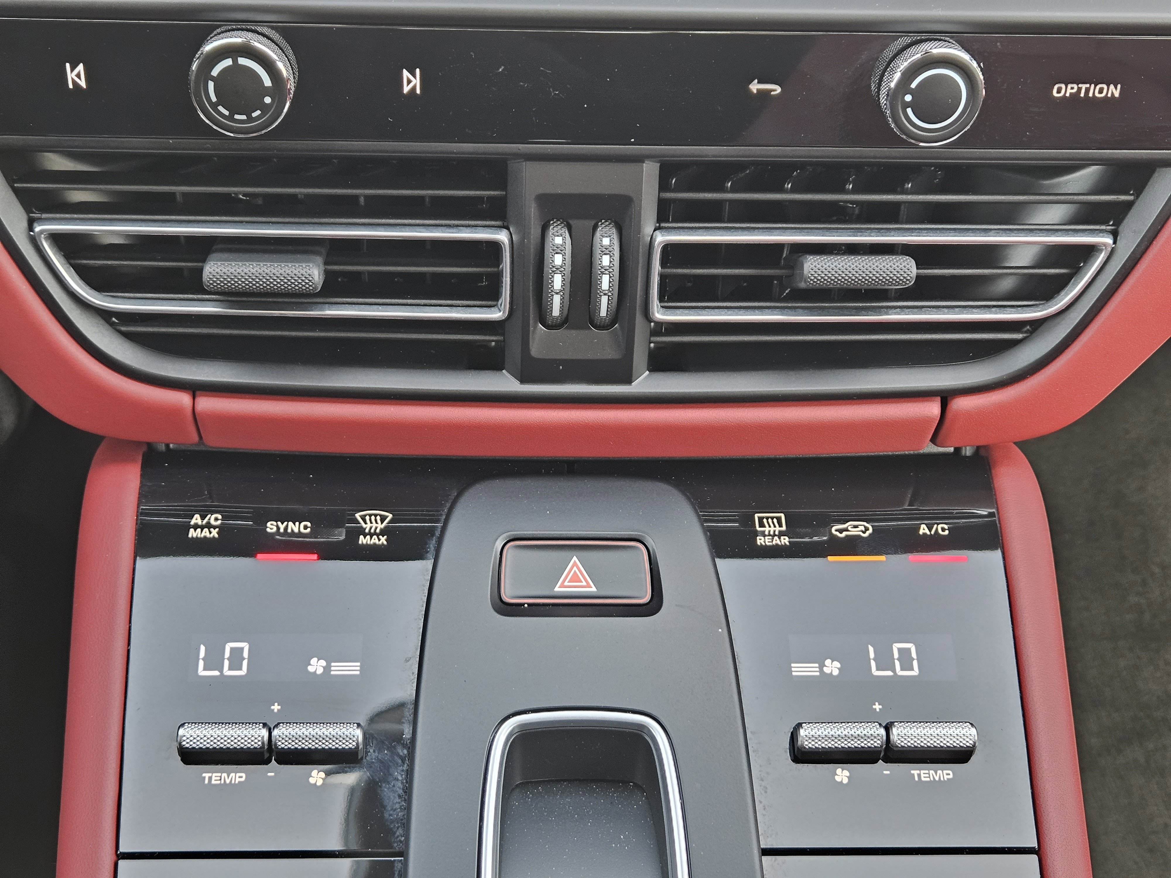 Used 2023 Porsche Macan Turbo image 19