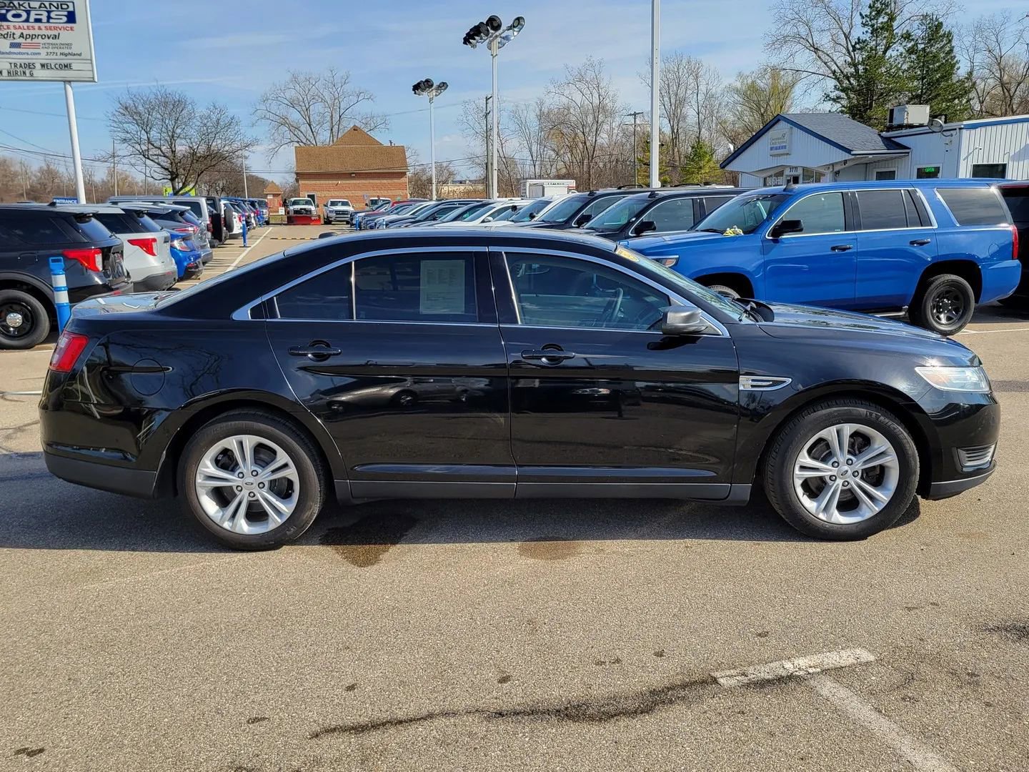 Used 2017 Ford Taurus SE image 3