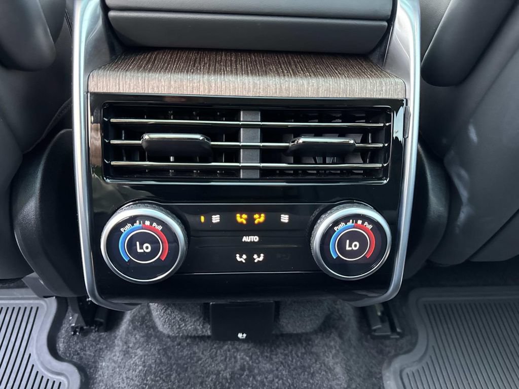 Certified 2025 Land Rover Range Rover SE AWD/4WD image 16