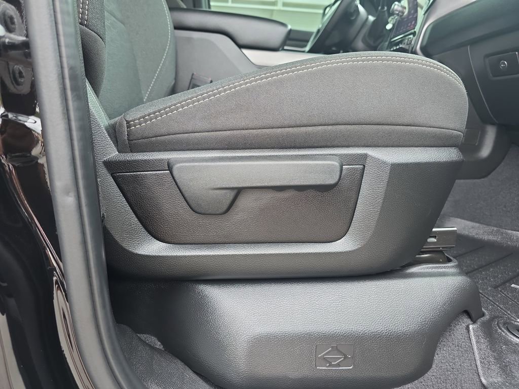 Used 2025 RAM 2500 Big Horn AWD/4WD image 35