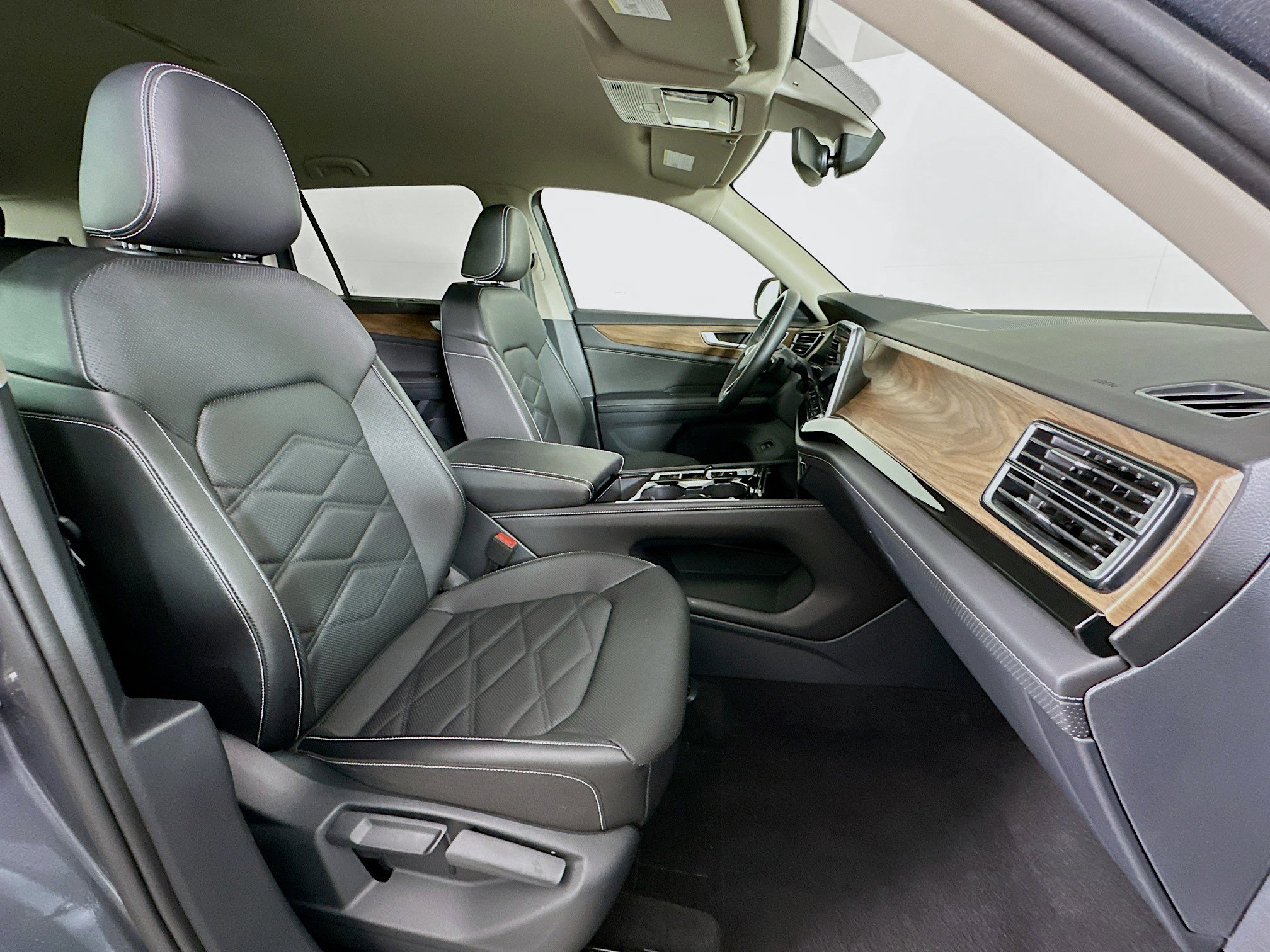 Used 2025 Volkswagen Atlas SE image 32