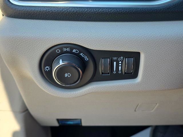 Used 2024 Chrysler Pacifica Limited image 35