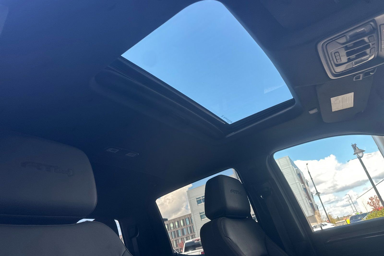 Used 2025 GMC Sierra 1500 AT4 w/ AT4 Premium Package AWD/4WD image 19