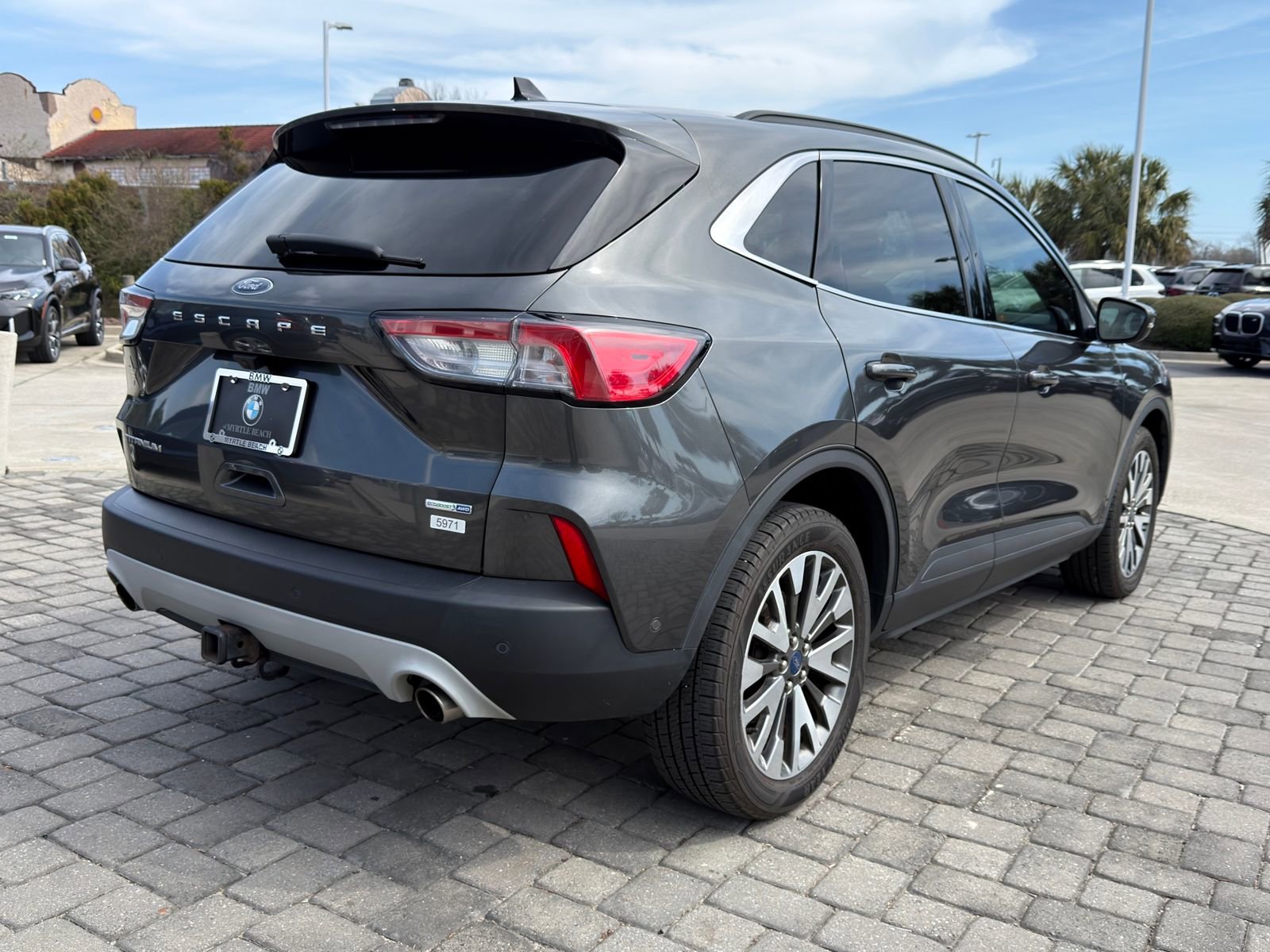 Used 2020 Ford Escape Titanium image 9