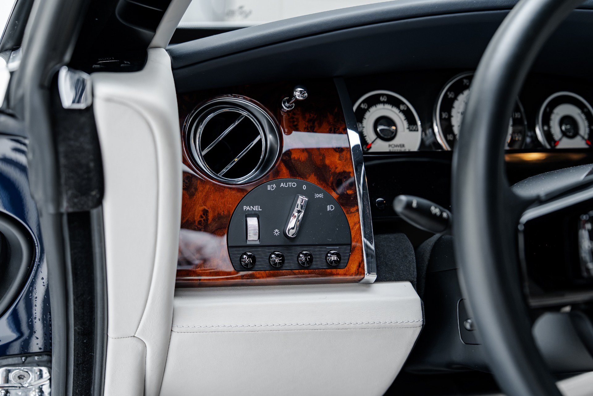 Used 2014 Rolls-Royce Wraith RWD image 35