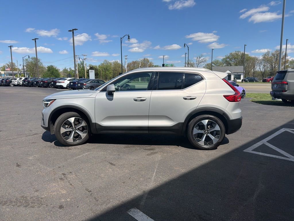 Used 2025 Volvo XC40 B5 Plus image 6